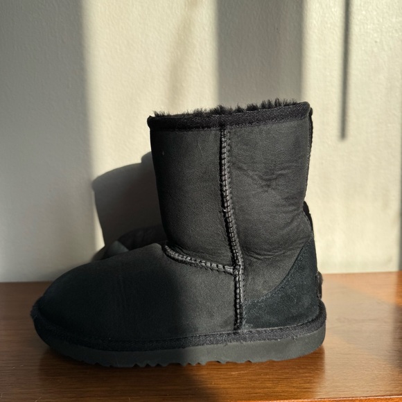 UGG Girls Classic Weather Short Boot in Black Size 1 - Picture 7 of 11